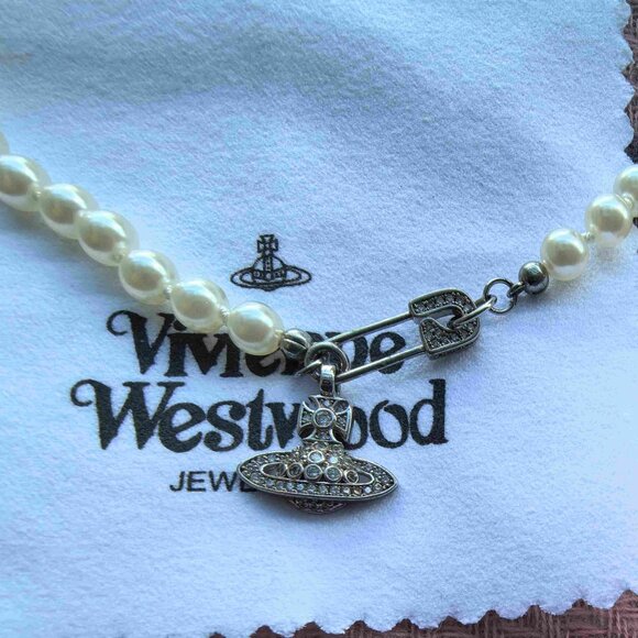 Women's Safety Pin Bas Relief Pearl Choker Necklace - Picture 6 of 6